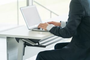 デスクワークの腰痛は？反り腰の改善方法でラクになる